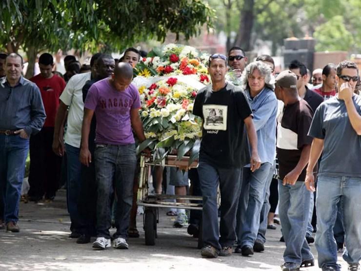 O motorista Edson Roberto Domingues, de 55 anos, morto após ser atingido por um carro de luxo em São Paulo, foi enterrado nesta quinta-feira (6) no Cemitério da Lapa, na Zona Oeste da capital. Domingues morreu na noite de terça (4) após ter ficado cinco d — Foto: Alessandro Valle/ABCDIGIPRESS/AE