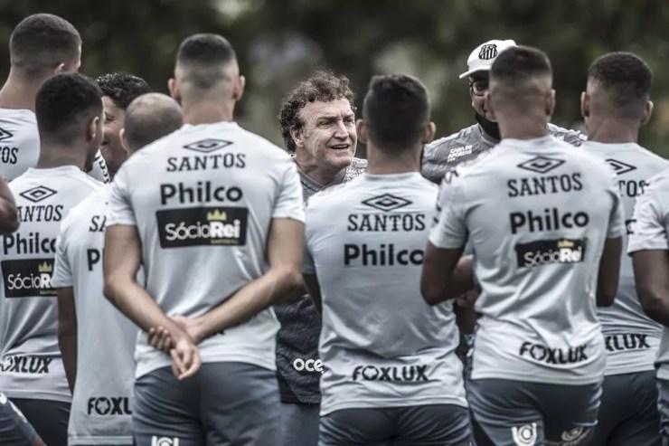 Cuca orienta atletas em treino do Santos — Foto: Ivan Storti/Santos FC