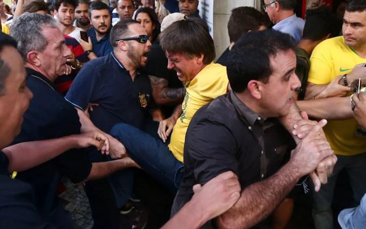 Bolsonaro é retirado às pressas por seguranças após ataque em Juiz de Fora — Foto: Fábio Motta/Estadão Conteúdo