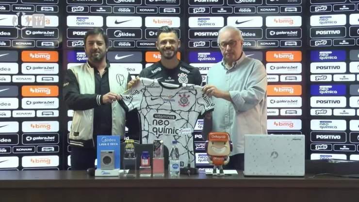 Com a camisa 11, Giuliano é apresentado no Corinthians