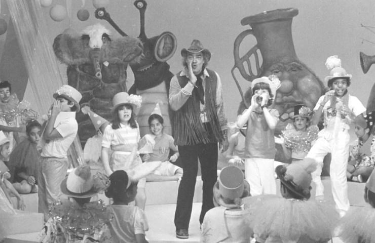 Erasmo Carlos durante gravação do programa 'Balão Mágico - Especial', em 1985 — Foto: Acervo Grupo Globo