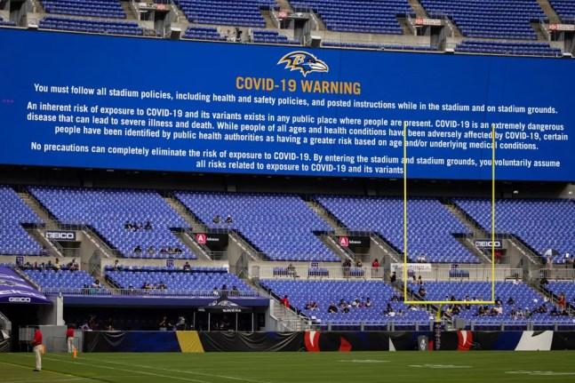 Alerta de protocolos de Covid no estádio do Baltimore Ravens — Foto: Scott Taetsch/Getty Images