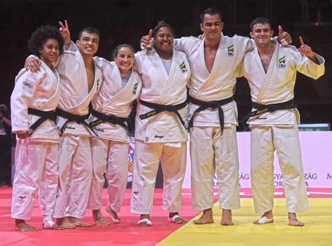 Brasil foi medalha de bronze por equipes mistas no Mundial de Budapeste este ano — Foto: IJF