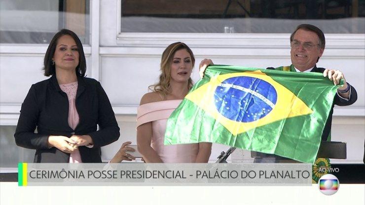 Bolsonaro discursa no Palácio do Planalto com a faixa presidencial
