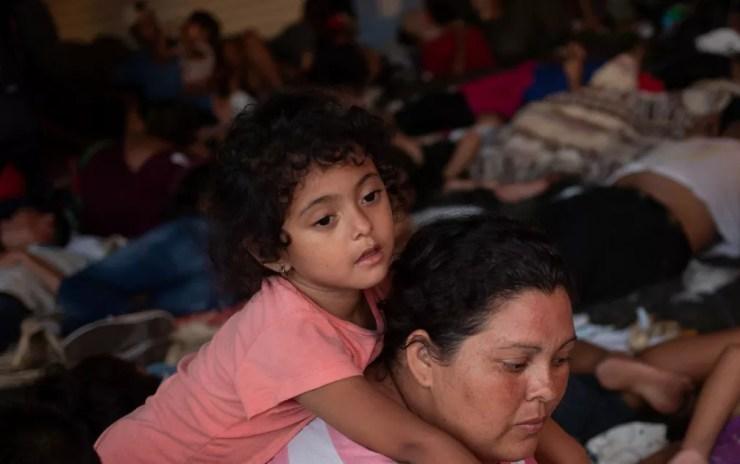 Para os imigrantes mais vulneráveis – como mulheres com crianças pequenas – a caravana oferece proteção — Foto: Reuters/Adrees Latif