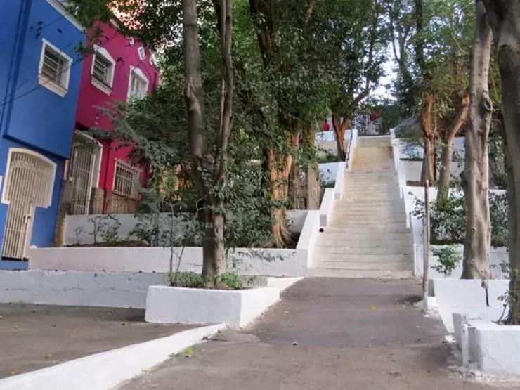 Vista da escadaria da Rua Alves Guimarães em 2014, quando ainda era pintada de branco  — Foto: Paula Paiva Paulo/g1