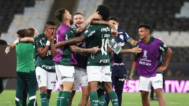 Jogadores se abraçam: o Palmeiras é campeão da Libertadores