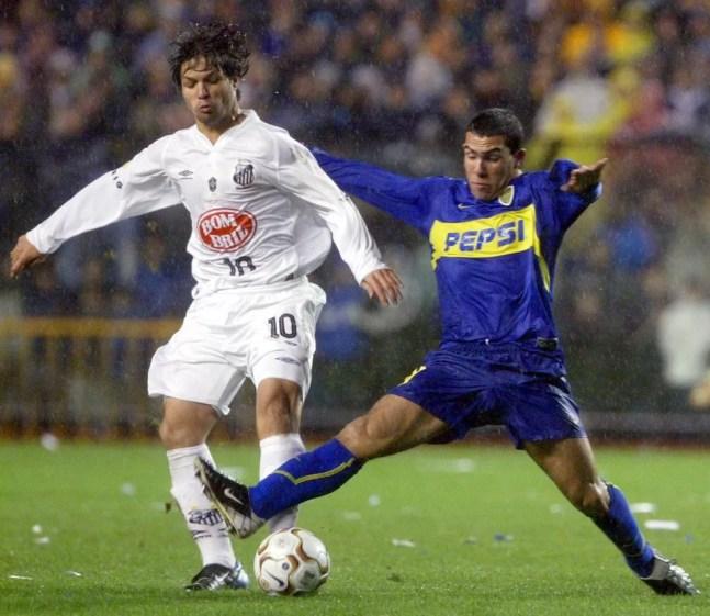 Santos x Boca Juniors em 2003 com Diego e Tevez — Foto: Ali Burafi/AFP