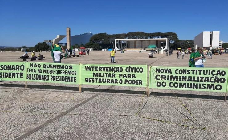 Faixas com dizeres antidemocráticos na Praça dos Três Poderes, em Brasília, neste domingo (7) — Foto: Luiz Barbieri/G1