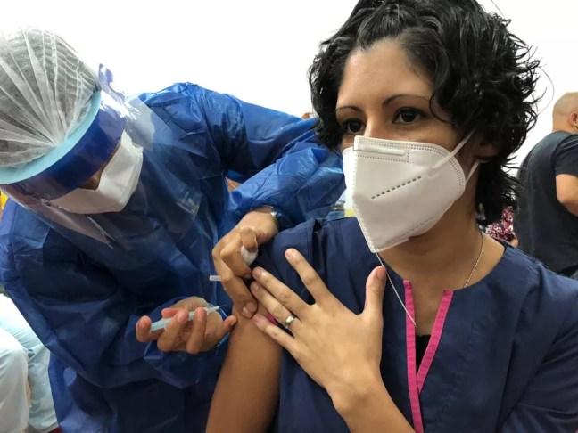 Profissionais de saúde são imunizados em Porto Iguaçu, na Argentina — Foto: Imagens cedidas/La Voz de Cataratas/Kelly Ferreyra