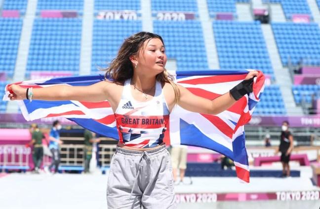 Sky Brown comemora com a bandeira da Grã Bretanha — Foto: REUTERS/Mike Blake