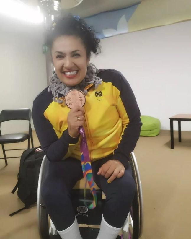 Poliana Sousa com a medalha de bronze, que depois foi substituída pela de prata, do Parapan de Lima 2019 — Foto: Alberth Soares
