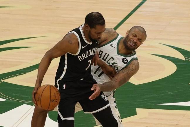 Kevin Durant x PJ Tucker, Milwaukee Bucks x Brooklyn Nets, NBA — Foto: Stacy Revere/Getty Images