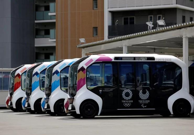 Veículos elétricos que vão conduzir atletas dentro da Vila Olímpica de Tóquio — Foto: REUTERS/Kim Kyung-Hoon