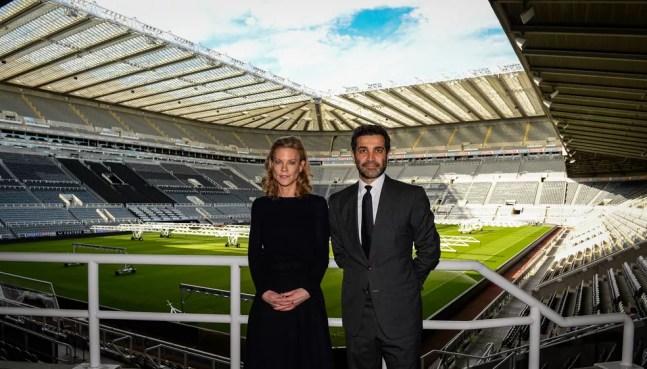 Amanda Staveley e Mehrdad Ghodoussi, novos diretores do Newcastle e representantes do fundo árabe que comprou o clube — Foto: Serena Taylor/Newcastle United