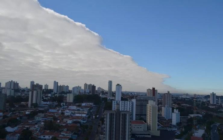 Nuvem cobriu céu da região central de Piracicaba (Foto: Carol Giantomaso/G1)