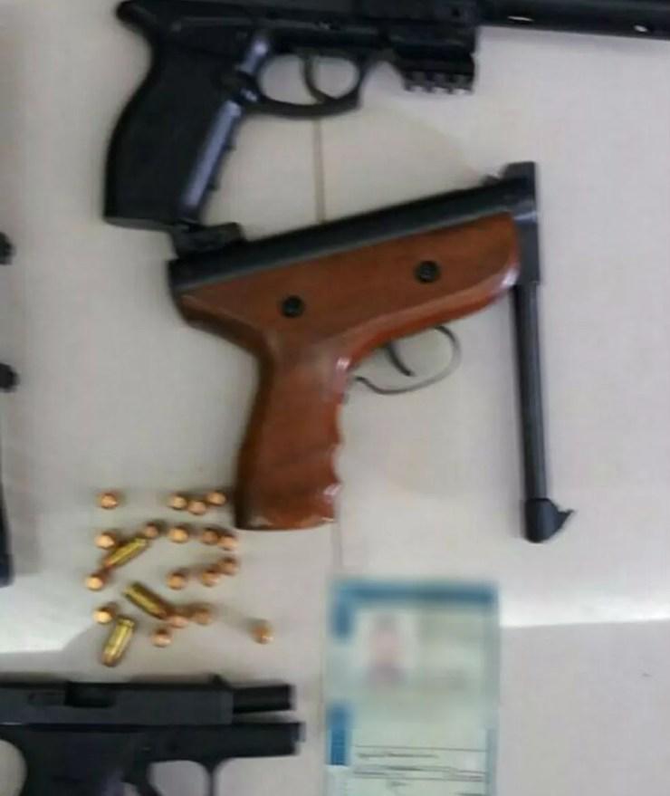 Armas também foram apreendidas com suspeitos de envolvimento no assalto à Rodoban de Uberaba (Foto: Polícia Militar de Goiás/Divulgação)