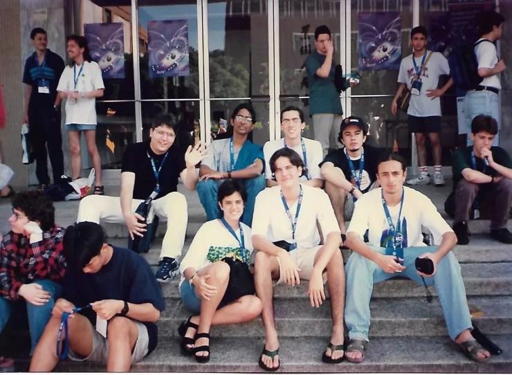 Daniele Veras, na época com 17 anos, com a delegação brasileira que participou da IMO 1998, em Taiwan (Foto: Arquivo pessoal)