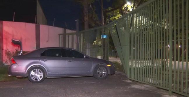 Carro usado por criminosos foi abandonado em rua sem saída de Pinheiros — Foto: TV Globo
