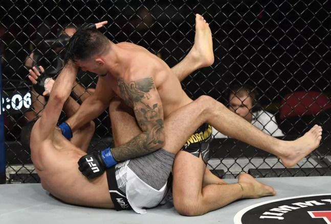 Luigi Vendramini ataca Fares Ziam no chão no UFC 263 — Foto: Getty Images