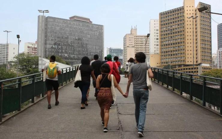 Grupo caminha na região da Nove de Julho — Foto: Vinícius Mendes/BBC News Brasil