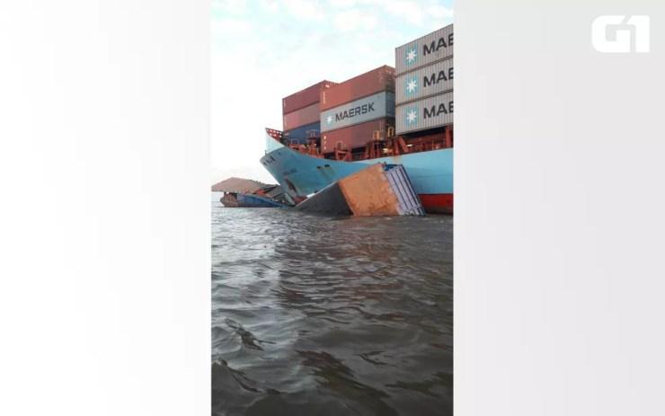 Balsa presa na proa do navio, no rio Amazonas, próximo ao porto de Óbidos (Foto: Reprodução/Redes Sociais)