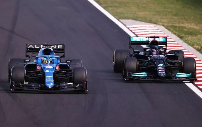 Fernando Alonso e Lewis Hamilton protagonizaram uma das principais disputas do GP da Hungria — Foto: Lars Baron/Getty Images