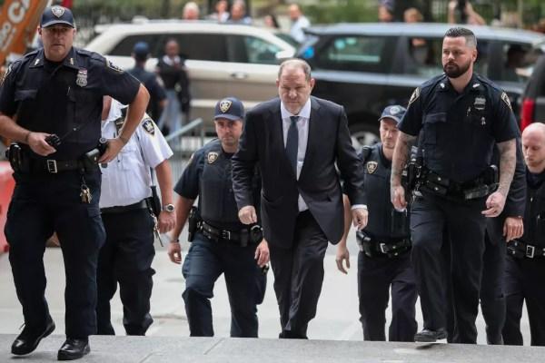 Harvey Weinstein chega ao tribunal em Nova York — Foto: REUTERS/Mike Segar