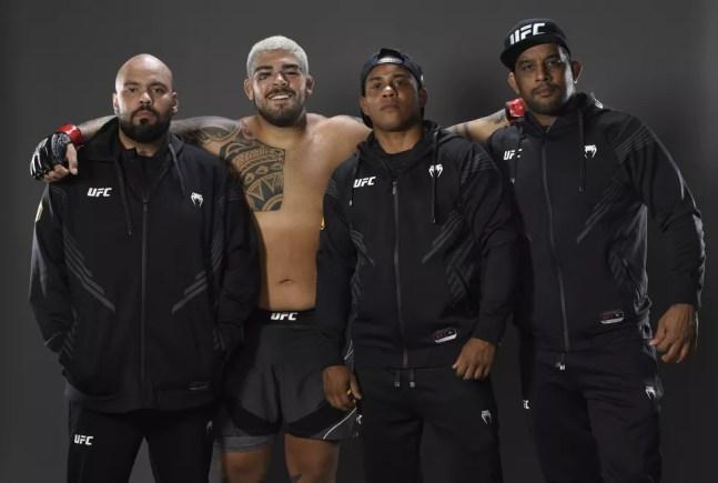 Carlos Boi e sua equipe após mais uma vitória no UFC — Foto: Mike Roach/Zuffa LLC