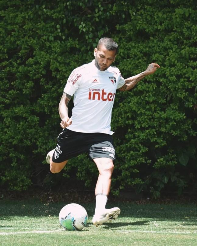 Daniel Alves durante treino do São Paulo — Foto: Divulgação/saopaulofc.net