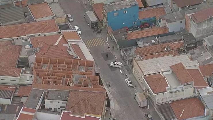 Caminhão atropela e mata morador de rua que dormia embaixo do veículo na Vila Sabrina, na Zona Norte de SP — Foto: Reprodução TV Globo