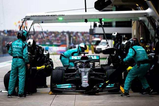 O momento decisivo da corrida de Lewis Hamilton: o pit stop tardio na 50ª volta do GP da Turquia — Foto: Mark Thompson/Getty Images