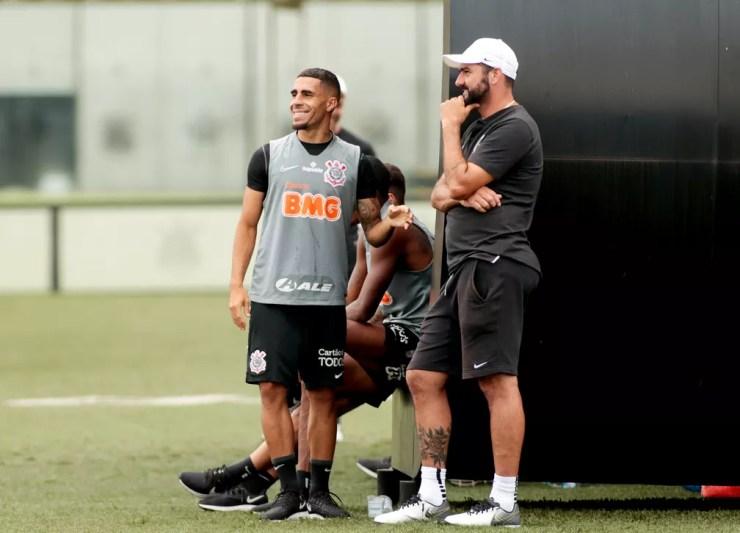 Danilo, técnico do sub-23 do Corinthians, conversa com Gabriel — Foto: Rodrigo Coca / Ag.Corinthians