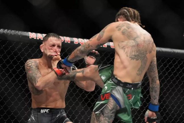 Frankie Edgar fica com o rosto deformado ao ser acertado pelo chute de Marlon Vera no UFC 268 — Foto: Louis Grasse / Pximages