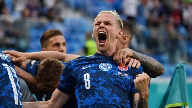 Ondrej Duda comemora o gol da vitória da Eslováquia