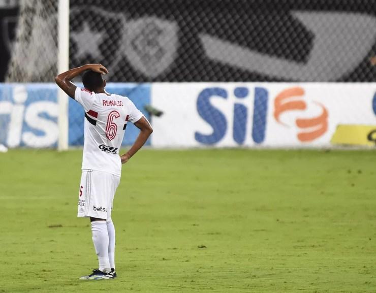 Reinaldo durante jogo do São Paulo — Foto: André Durão