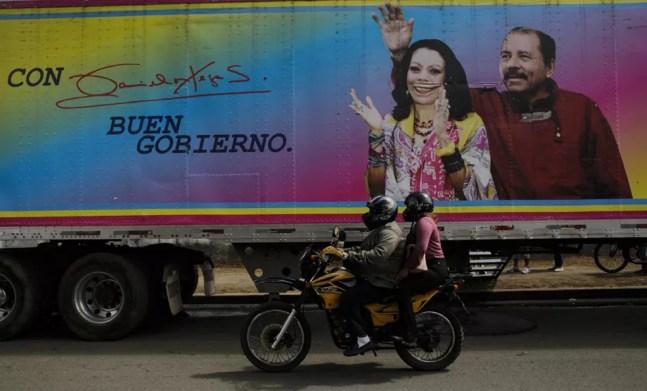 Motoqueiro passa em frente a cartaz com Daniel Ortega em Manágua, em 2 de novembro de 2021 — Foto: Oswaldo Rivas / AFP