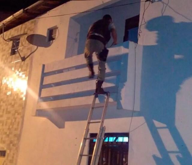 Policiais acessaram o apartamento onde a criança estava pela varanda (Foto: Divulgação/SSP)