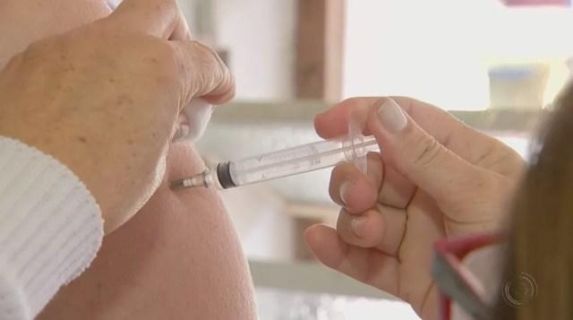 Andradina ainda tem vacinas para imunizar contra a gripe (Foto: Reprodução/TV TEM )