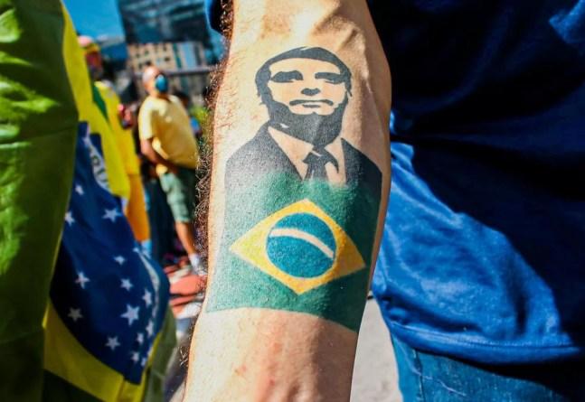 Manifestante mostra tatuagem em homenagem ao presidente Jair Bolsonaro em manifestação na Avenida Paulista, neste 1° de maio, na cidade de São Paulo — Foto: Abraão Soares/Futura Press/Estadão Conteúdo
