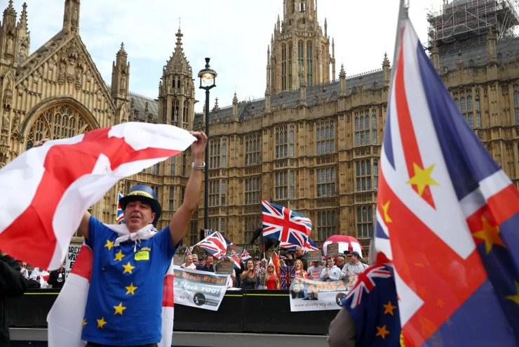Manifestantes a favor (ao fundo) e contra (à frente) o Brexit perto do Parlamento britânico, em Londres, em setembro — Foto: Reuters/Hannah McKay