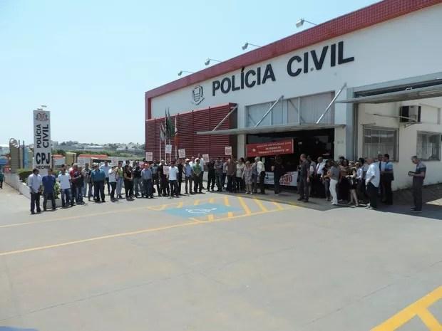 Policiais deixaram seus postos na Central de Polícia Judiciária (CPJ), em Presidente Prudente, em protesto por novas contratações (Foto: Valmir Custódio/G1)
