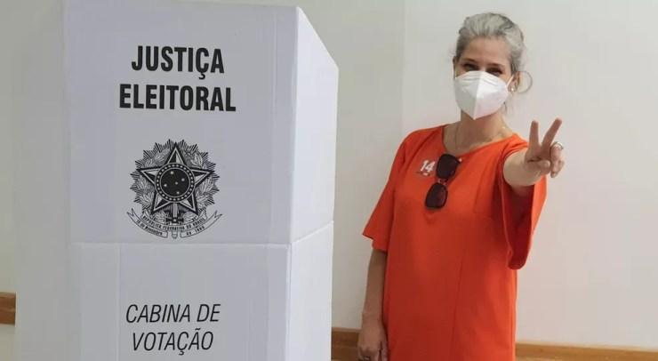 Criminalista Patricia Vanzolini votando nas urnas eletrônicas nesta quinta-feira — Foto: Reprodução/redes sociais