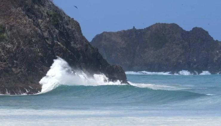As ondas maiores que as habituais são registradas em Fernando de Noronha nesta terça-feira (20) — Foto: Ana Clara Marinho/TV Globo