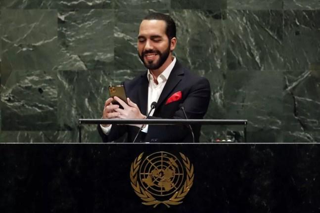 Nayib Bukele, presidente de El Salvador, faz selfie antes de discursar na tribuna da Assembleia da ONU em 2019 — Foto: Richard Drew/AP Photo