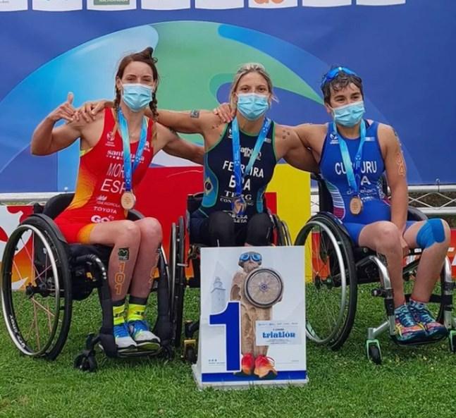 Jéssica celebra medalha de ouro e "passaporte" para Paralimpíadas — Foto: Reprodução/Instagram