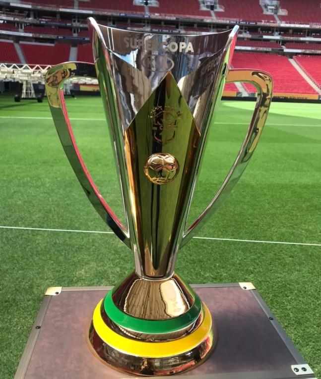 Taça da Supercopa do Brasil no estádio Mané Garrincha — Foto: Sofia Miranda/ge.globo