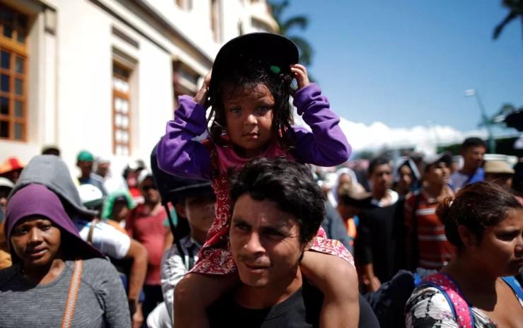 A caravana tem centenas de idosos e crianças tentando chegar aos EUA — Foto: Reuters/Ueslei Marcelino
