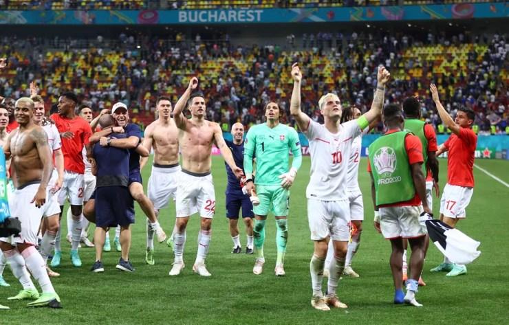 Jogadores da Suíça comemoram a classificação para as quartas de final da Euro, em cima da França — Foto: Reuters