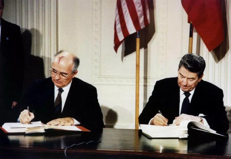 Presidente dos EUA, Ronald Reagan (à direita), e o presidente da União Soviética, Mikhail Gorbachov, assinam o tratado das Forças Nucleares de Alcance Intermediário (INF) na Casa Branca em 8 de dezembro de 1987 — Foto: Reuters 